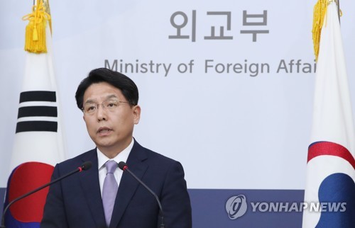South Korean foreign ministry spokesman Noh Kyu-duk speaks at a press briefing in this file photo. (Yonhap)