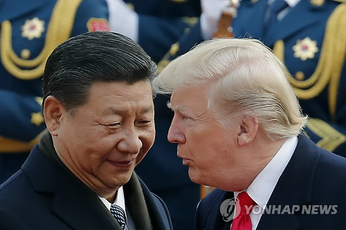 This AP photo shows Chinese President Xi Jinping (L) and U.S. President Donald Trump meeting in Beijing in November 2017. (Yonhap)