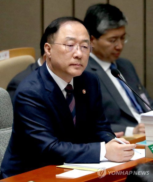 Hong Nam-ki, a nominee for finance minister, listens to remarks by a lawmaker during a parliamentary committee session in Seoul, on Nov. 9, 2018. (Yonhap)
