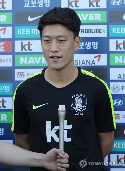 South Korea national football team midfielder Lee Chung-yong speaks to reporters ahead of training at Perry Park in Brisbane, Australia, on Nov. 15, 2018. (Yonhap)