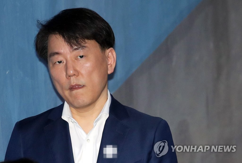 SEOUL, Nov. 16 (Yonhap) -- The Korea Baseball Organization (KBO) on Friday confirmed the expulsion of a former president of a club from the baseball community following his conviction for embezzlement. The KBO Commissioner Chung Un-chan officially approved its discipline committee's decision to permanently ban Lee Chang-suk, former head of the Nexen Heroes, from any baseball-related activities. The KBO discipline committee meted out penalties against Lee last month, but Chung decided to approve the ruling after the league's postseason is completed. The KBO added that former Heroes vice president Namgung Jong-hwan is also permanently expelled from the baseball community. "The two people will not be able to participate in any KBO-related activities and they will not be pardoned," the KBO said. "If they're confirmed to be engaging in management activities of the Heroes in future, not only the club, but also current management officials will be punished." This file photo, taken on May 18, 2018, shows Lee Chang-suk, former head of the South Korean pro baseball club Nexen Heroes. (Yonhap)