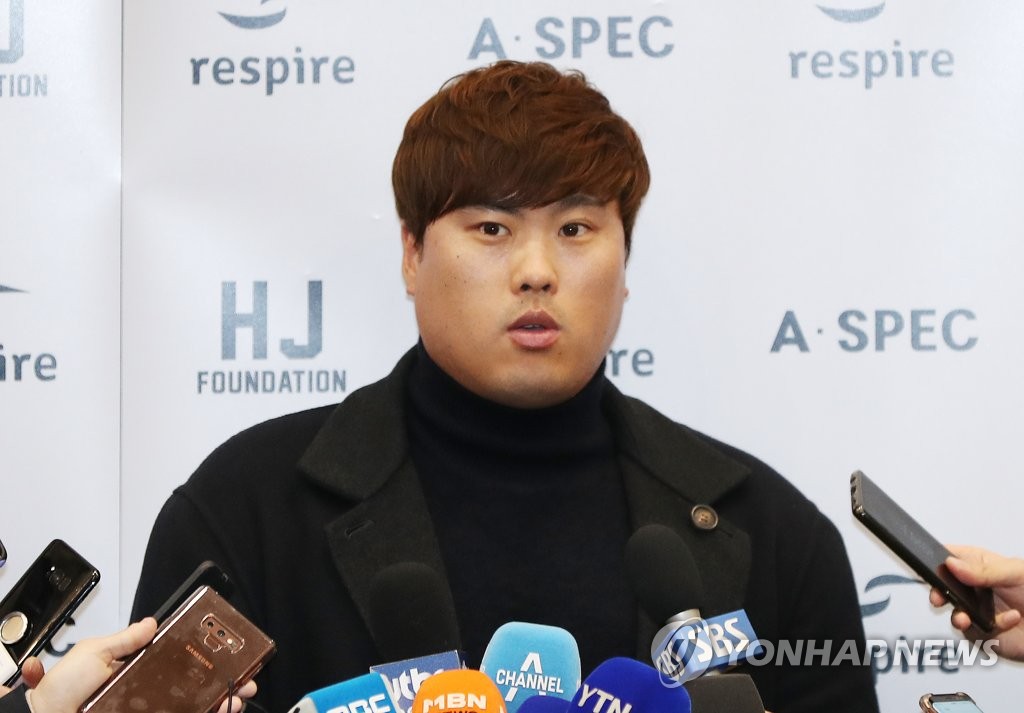 Ryu Hyun-jin of the Los Angeles Dodgers speaks to reporters at Incheon International Airport on Nov. 20, 2018. (Yonhap)
