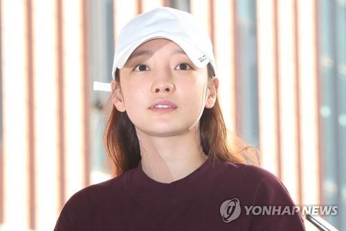 This photo shows Goo Ha-ra appearing at a police station in Seoul for questioning on Sept. 18, 2019. (Yonhap)