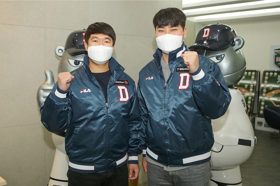 Pitchers Kim Ji-yong (L) and Lim Chang-min pose in Doosan Bears jackets after signing with the Korea Baseball Organization club on Dec. 3, 2021, in this photo provided by the Bears. (PHOTO NOT FOR SALE) (Yonhap)