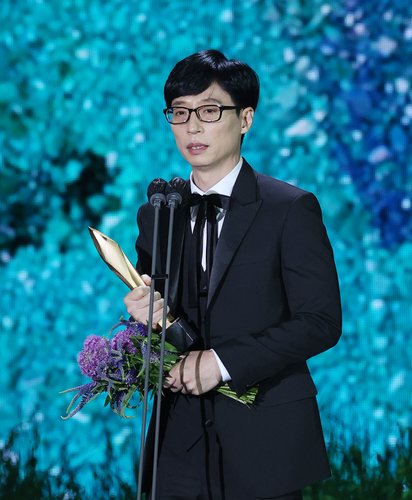 Comedian Yoo Jae-suk makes a speech after accepting the grand prize in the television category at the 57th Baeksang Arts Awards held on May 13, 2021, at the KINTEX convention center in Goyang, just northwest of Seoul, in this photo provided by the organizer of the annual awards ceremony. (PHOTO NOT FOR SALE) (Yonhap)