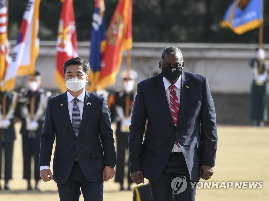 This file photo, taken on March 17, 2021, shows Defense Minister Suh Wook (L) and his U.S. counterpart, Lloyd Austin, reviewing honor guards before their talks at the defense ministry in Seoul. (Pool photo) (Yonhap)
