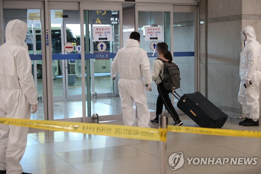 Passengers from Addis Ababa, the capital of Ethiopia, arrive at Incheon International Airport, west of Seoul, on Dec. 1, 2021. (Yonhap)