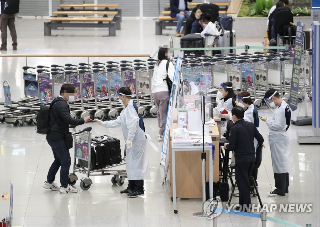 Quarantine officials guide foreign entrants at Terminal 1 of Incheon International Airport, west of Seoul, on Dec. 3, 2021. All international arrivals must undergo a quarantine for 10 days to enter South Korea as Seoul stepped up virus curbs to stem a further infection surge amid fears over the fast-spreading omicron variant. The country reported the first such cases of the variant this week, with six confirmed infections so far. (Yonhap)