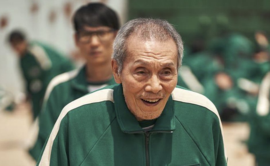 (서울=연합뉴스) 한국인 배우 최초로 미국 골든글로브에서 남우조연상을 수상한 배우 오영수. 넷플릭스 시리즈 '오징어 게임'에서 오일남을 연기한 오영수는 9일(현지시간) 미국 LA 베벌리힐스 힐튼 호텔에서 열린 제79회 골든글로브 시상식에서 TV 드라마 남우조연상을 수상했다. 2022.1.10