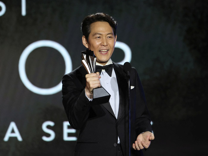 Lee Jung-Jae accepts the award for Best Actor in a Drama Series for "Squid Game" at the 27th annual Critics Choice Awards in Los Angeles on Sunday, March 13, 2022. [reuters] 