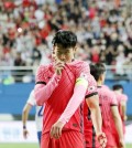 Son Heung-min of South Korea celebrates after scoring a goal against Chile during the countries' friendly football match at Daejeon World Cup Stadium in Daejeon, 160 kilometers south of Seoul, on June 6, 2022. (Yonhap)