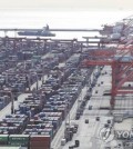 Containers are increasingly stacked up at a quay in Busan on Nov. 30, 2022, the seventh day of a nationwide strike by unionized truckers, heavily crippling the country's supply chains. Truck drivers went on strike nationwide on Nov. 24, demanding the government extend temporary rules guaranteeing minimum freight rates, citing high fuel prices. (Yonhap)