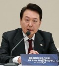 President Yoon Suk Yeol on Monday approved 100 billion won (US$81.4 million) in reserve government funds for emergency use in supporting vulnerable groups with soaring heating bills, his office said. Yoon approved the funds only hours after the item passed a Cabinet meeting, which was held a day earlier than scheduled, according to senior presidential secretary for press affairs Kim Eun-hye. "The approval was given swiftly in the hopes of easing the burdens of vulnerable citizens by even a small degree amid their struggle during the unprecedented cold wave," Kim said during a press briefing. The reserve funds will be added to an existing 80 billion won budget to make a total 180 billion won available for use in doubling the value of energy vouchers for around 1.18 million vulnerable households from 152,000 won to 304,000 won. The increase was announced by the presidential office last week as households have faced higher heating bills because of a global surge in gas and energy prices, with experts warning vulnerable people could be the hardest hit. Yoon instructed his senior aides Monday to "actively consider ways to reduce the burden of heating bills on the middle class and ordinary citizens," Kim said. During the weekly meeting, he also called on relevant ministries to ensure the needy receive heating bill assistance by providing them with proper information. President Yoon Suk Yeol (Yonhap) President Yoon Suk Yeol (Yonhap)