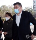 Kaher Kazem, a former CEO of GM Korea Co., enters the Incheon District Court for a ruling on Jan. 9, 2023 (Yonhap)