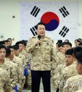President Yoon Suk Yeol (C) speaks as he meets with South Korean troops of the Akh unit in the United Arab Emirates on Jan. 15, 2023. (Yonhap)