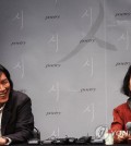 This file photo dated May 26, 2010, shows renowned actress Yun Jung-hee (R) attending a press conference with director Lee Chang-dong in Seoul on May 26, 2010, after Lee's film "Poetry," in which she played the lead role, won the best screen play of the year at the Cannes Film Festival. Yun, who had been battling Alzheimer's disease, died at the age of 79 in Paris on Jan. 19, 2023. (Yonhap)