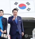 President Yoon Suk Yeol (R) and first lady Kim Keon Hee wave goodbye at Zurich Airport on Jan. 20, 2023, before boarding a flight back to South Korea after a four-day visit to Switzerland. (Yonhap)