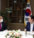 President Yoon Suk Yeol (R) talks with Prime Minister Han Duck-soo during their weekly meeting at the presidential office in Seoul on Sept. 26, 2022, in this file photo provided by the office. (PHOTO NOT FOR SALE) (Yonhap)