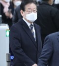 Opposition leader Lee Jae-myung arrives at the Seoul Central District Court in southern Seoul on March 3, 2023, to attend his trial on alleged election violations. (Yonhap)