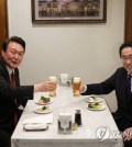 President Yoon Suk Yeol (L) and Japanese Prime Minister Fumio Kishida toast at a restaurant after their summit in Tokyo on March 16, 2023. (Yonhap)
