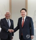 President Yoon Suk Yeol met with Portugal's Prime Minister Antonio Costa on Wednesday and called for strengthening bilateral cooperation in advanced industry fields, such as chips and batteries, his office said. Costa is in South Korea for a two-day trip from Tuesday, becoming the first prime minister from the European country to make an official trip here in 39 years. During the meeting at the presidential office in Seoul, Yoon said the two nations have "great potential" for expanded cooperation in semiconductors, batteries for electric vehicles (EVs), and other future industry sectors, and that the Seoul government will extend necessary support, according to Yoon's spokesperson, Lee Do-woon. Yoon also requested Portugal's support for South Korea's bid to host the 2030 World Expo in the southern city of Busan. Costa stressed his nation's strong willingness to enhance the bilateral economic relationship and voiced expectations that his trip will serve as a chance to beef up ties in such fields as semiconductors, EV batteries, new renewable energy and auto parts, the presidential office said. South Korean President Yoon Suk Yeol (R) shakes hands with Portugal's Prime Minister Antonio Costa ahead of their meeting in Seoul on April 12, 2023, in this photo provided by Yoon's office. (PHOTO NOT FOR SALE) (Yonhap) South Korean President Yoon Suk Yeol (R) shakes hands with Portugal's Prime Minister Antonio Costa ahead of their meeting in Seoul on April 12, 2023, in this photo provided by Yoon's office. (PHOTO NOT FOR SALE) (Yonhap)