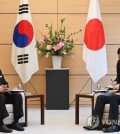 This file photo shows South Korean President Yoon Suk Yeol (L) and Japanese Prime Minister Fumio Kishida holding talks in Tokyo on March 16, 2023. (Yonhap)