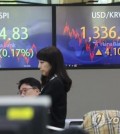 An electronic signboard at a Hana Bank dealing room in Seoul shows the benchmark Korea Composite Stock Price Index (KOSPI) closed at 2,484.83 points on April 26, 2023, down 0.17 percent from the previous session's close. (Yonhap)