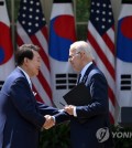 South Korean President Yoon Suk Yeol (L) shakes hands with U.S. President Joe Biden during a joint news conference after their summit at the White House in Washington, D.C., on April 26, 2023. (Yonhap)