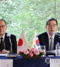 Kim Yoon (R), South Korean co-chair of the South Korea-Japan Economic Association (KJE), and his Japanese counterpart, Mikio Sasaki, announce a joint statement on the outcome of a KJE meeting at a hotel in Seoul on May 17, 2023. Entrepreneurs, scholars and government officials from the two countries attended the two-day meeting. (Yonhap)