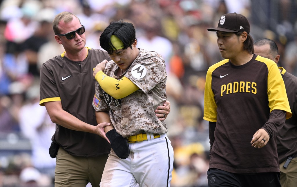 Padres' Kim Ha-seong leaves game with shoulder injury, listed as