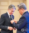 South Korean Foreign Minister Park Jin (R) attaches a badge marking the 70th anniversary of the South Korea-U.S. alliance onto U.S. Secretary of State Antony Blinken's tie before their talks in Washington, D.C., on Feb. 3, 2023, in this file photo provided by Seoul's foreign ministry. (PHOTO NOT FOR SALE) (Yonhap)