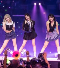K-pop girl group Ive is seen performing at a KCON LA 2023 concert in Los Angeles, in this photo provided by the CJ ENM on Aug. 22, 2023. (PHOTO NOT FOR SALE) (Yonhap)