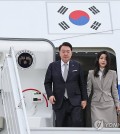 President Yoon Suk Yeol (R) and first lady Kim Keon Hee get off the presidential plane after arriving for the U.N. General Assembly in New York on Sept. 18, 2023. (Yonhap)