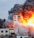 7일 새벽 팔레스타인 무장단체 하마스의 기습공격에 대한 보복으로 이스라엘이 공습에 나서면서 폭격을 당한 팔레스타인 가자지구의 한 건물에서 거대한 화염과 검은 연기가 치솟고 있다. [로이터]
