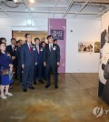 Seoul Mayor Oh Se-hoon (L), Acting U.S. Ambassador to South Korea Joy Sakurai (2nd from L) and Prime Minister Han Duck-soo, accompanied by Seong Ghi-hong, CEO and president of Yonhap News Agency, view a photo on display during the opening ceremony of a special photo exhibition, organized by Yonhap, in Seoul on Oct. 6, 2023, to celebrate the 70th anniversary of the South Korea-U.S. alliance. (Yonhap)