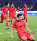 Cho Young-wook of South Korea celebrates his goal against Japan during the Asian Games men's football gold medal match at Huanglong Sports Centre Stadium in Hangzhou, China, on Oct. 7, 2023. (Yonhap)