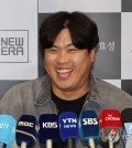 South Korean pitcher Ryu Hyun-jin smiles during a media scrum at Incheon International Airport, west of Seoul, on Oct. 18, 2023, after returning home from Toronto following the end of his Major League Baseball season with the Toronto Blue Jays. (Yonhap)