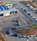 Cars are lined up at a hydrogen charging station in Chuncheon, 76 kilometers northeast of Seoul, on Nov. 23, 2023. (Yonhap)