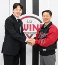 LG Twins pitcher Im Chan-kyu (L) shakes hands with the club CEO Kim In-seog after signing a four-year contract with the Korea Baseball Organization team as a free agent, in this photo provided by the Twins on Dec. 21, 2023. (PHOTO NOT FOR SALE) (Yonhap)