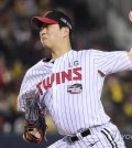 In this file photo from Nov. 13, 2023, LG Twins reliever Ham Deok-ju pitches against the KT Wiz during Game 5 of the Korean Series at Jamsil Baseball Stadium in Seoul. (Yonhap)