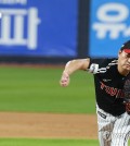 In this file photo from Nov. 10, 2023, LG Twins closer Go Woo-suk pitches against the KT Wiz during Game 3 of the Korean Series at KT Wiz Park in Suwon, Gyeonggi Province. (Yonhap)