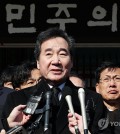 Lee Nak-yon (C), a former leader of the main opposition Democratic Party, speaks in front of the May 18th National Cemetery in the southwestern city of Gwangju on Jan. 7, 2023. (Yonhap)