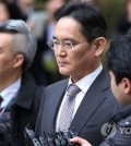 Samsung Electronics Co. Chairman Lee Jae-yong (C) keeps mum as he leaves the Seoul Central District Court on Feb. 5, 2024, after the court acquitted Lee in connection with the controversial 2015 merger of two Samsung affiliates, allegedly conducted to help him secure the management rights of the Samsung empire. (Yonhap)