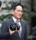 Samsung Electronics Co. Chairman Lee Jae-yong (C) keeps mum as he leaves the Seoul Central District Court in the capital city on Feb. 5, 2024, after the court acquitted Lee in connection with the controversial 2015 merger of two Samsung affiliates, allegedly conducted to help him secure the management rights of the Samsung empire. (Yonhap)