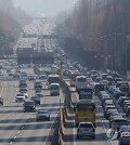 Traffic is congested on a highway near southern Seoul on Feb. 12, 2024, the final day of the four-day Lunar New Year holiday. (Yonhap)