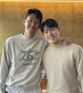 Ryu Hyun-jin of the Hanwha Eagles (R) poses with the club's CEO Park Chan-hyuk after signing with the Korea Baseball Organization team on Feb. 22, 2024, in this photo provided by the Eagles. (PHOTO NOT FOR SALE) (Yonhap)