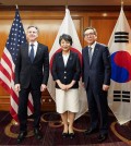 South Korean Foreign Minister Cho Tae-yul (R), U.S. Secretary of State Antony Blinken (L) and Japanese Foreign Minister Yoko Kamikawa pose for a photo during a trilateral meeting on the margins of the G20 foreign ministers meeting in Rio de Janeiro, Brazil, on Feb. 22, 2024, in this photo released by the South Korean ministry. (PHOTO NOT FOR SALE) (Yonhap)