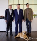 President Yoon Suk Yeol (C) poses for a photo with Netflix co-CEO Ted Sarandos (L) and "Squid Game" star Lee Jung-jae at his presidential residence in Seoul on Feb. 17, 2024, in this photo provided by his office the following day. (PHOTO NOT FOR SALE) (Yonhap)