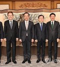 This photo, provided by the finance ministry, shows Finance Minister Choi Sang-mok (3rd from L) posing for a photo with chiefs of major banks ahead of their meeting in Seoul on March 7, 2024. (PHOTO NOT FOR SALE) (Yonhap)