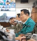 This photo, provided by the defense ministry on March 7, 2024, shows Defense Minister Shin Won-sik (2nd from R) making an on-site inspection of a command bunker in Seoul. (PHOTO NOT FOR SALE) (Yonhap)
